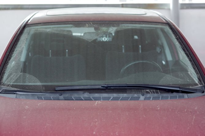 Pros and Cons of Getting a Used Windshield at a Salvage Yard